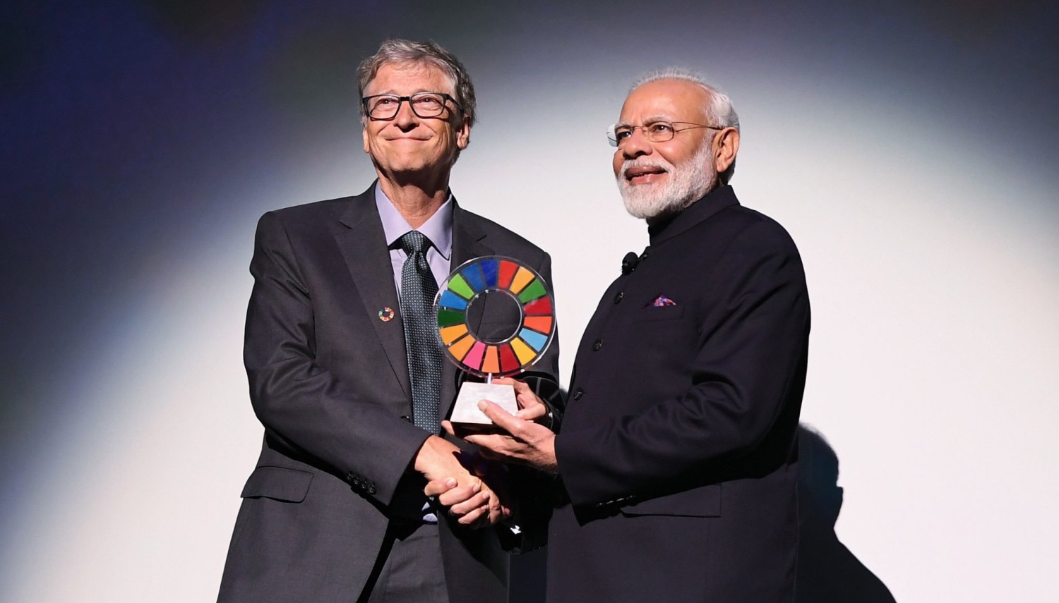 Bill Gates awards Narendra Modi at the United Nations on 25 September to mark contributions to achieving the Global Goals for 2030 known as the Sustainable Development Goals