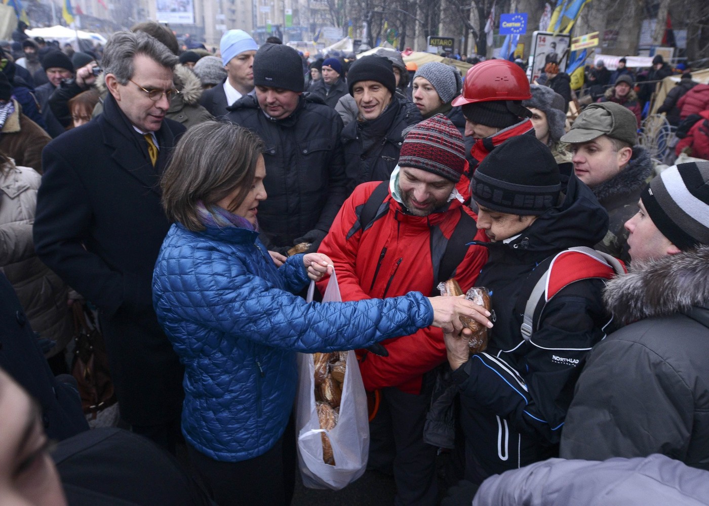 Geoffrey Pyatt and Victoria Nuland distribute bread to Euromaidan protesters (December 11, 2013)