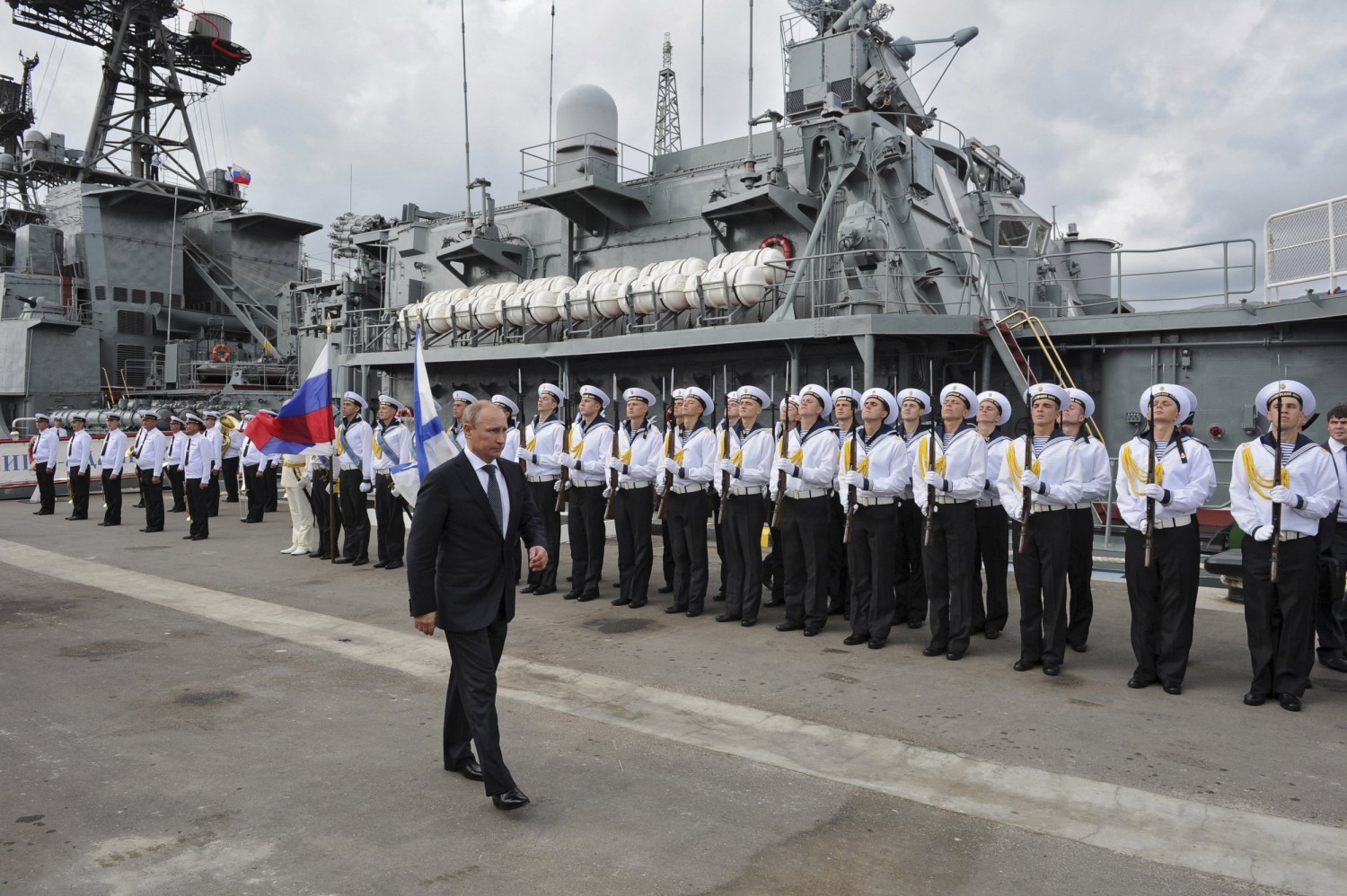 Russian President Vladimir Putin attends a welcoming ceremony as he inspects the Vice-Admiral Kulakov anti-submarine warfare ship in Novorossiisk