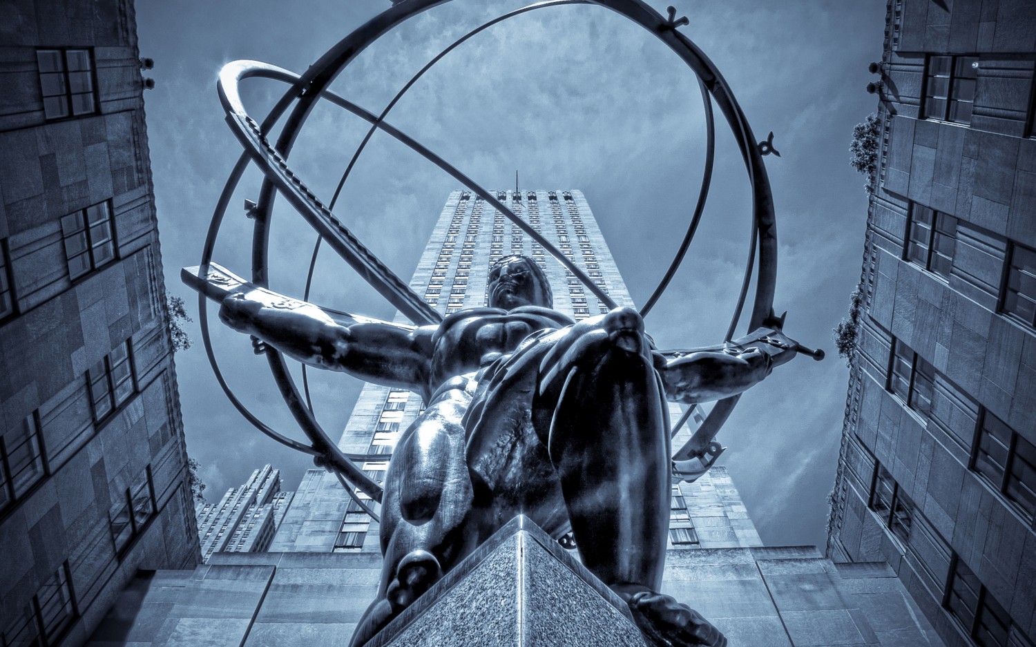 Atlas holding the celestial heavens at the Rockefeller Center
