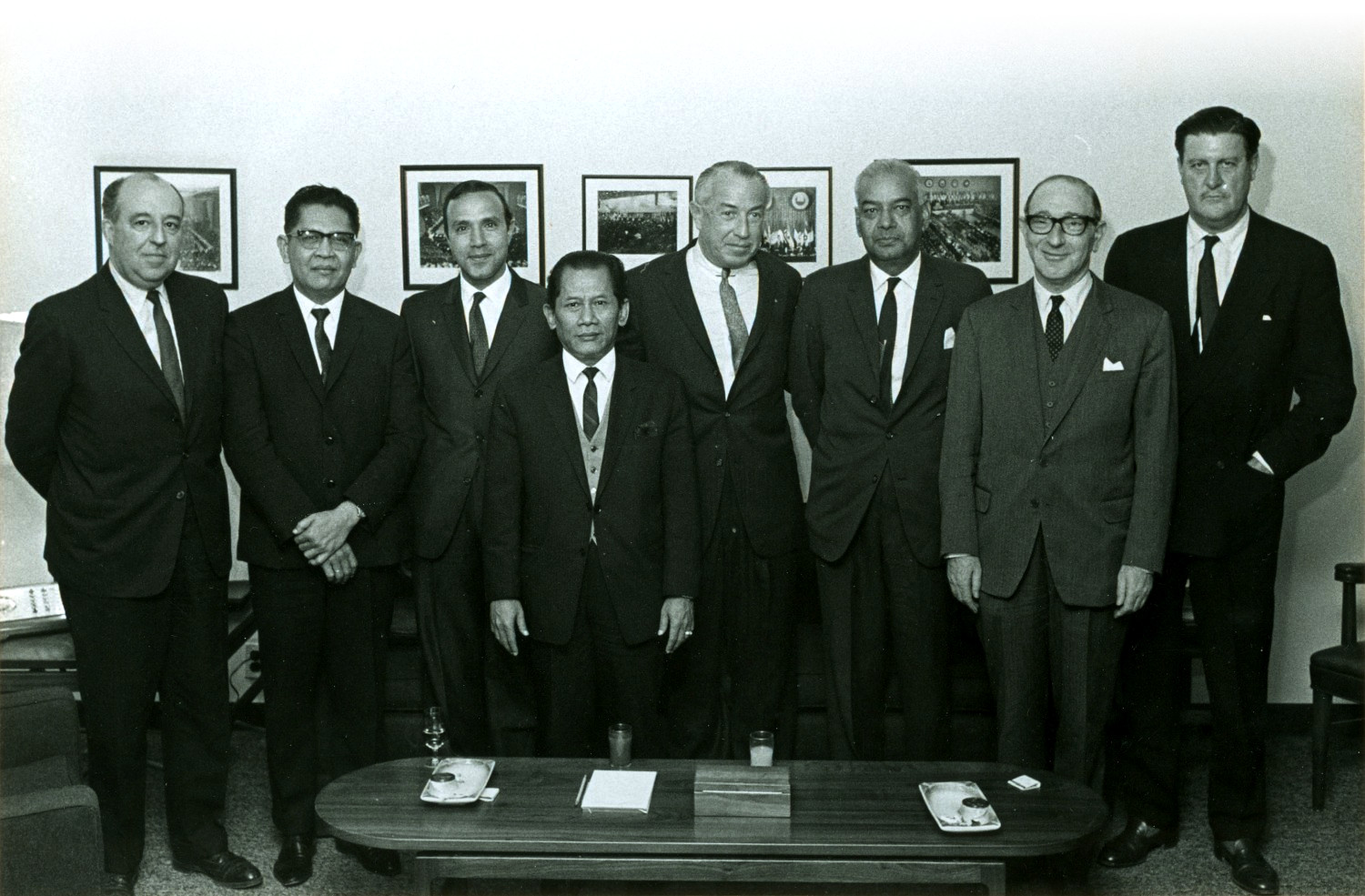 Senior Bank staff meets with Indonesian delegation after Indonesia's readmission to the Bank